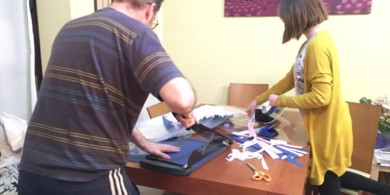 Más de 180 voluntarios elaboran en Cuenca diferentes tipos de viseras protectoras para el personal sanitario