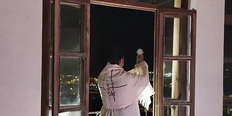 Todos los días bendición del Santísimo sobre la ciudad de Cuenca y petición por los enfermos y personal sanitarios