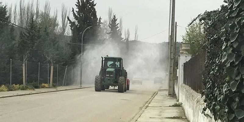 Trabajos de desinfección de calles y espacios de Huete y pedanías
