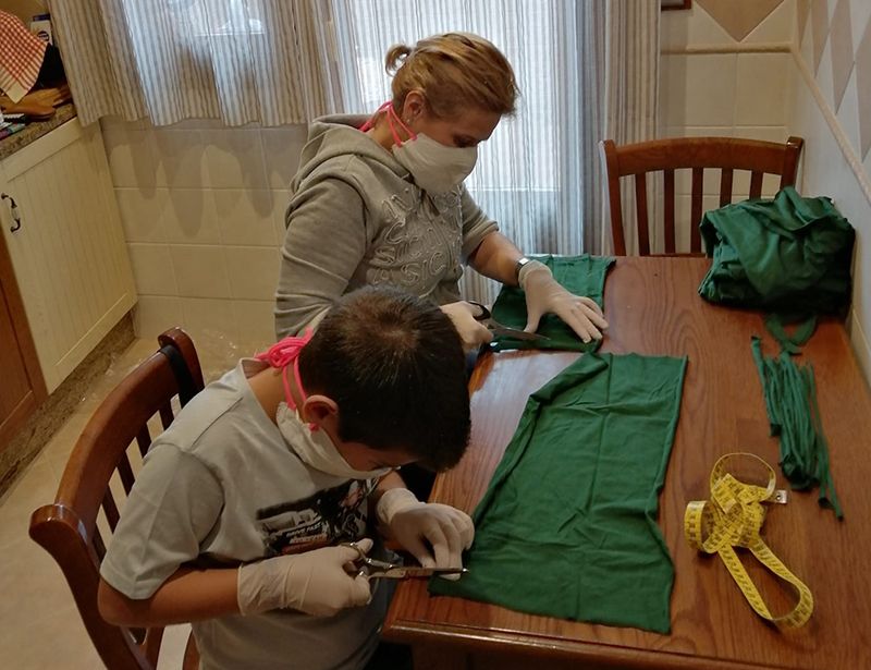 Un total de 60 mujeres de Jadraque confeccionan mascarillas para vencer al virus y repartir en su comarca 3 Un total de 60 mujeres de Jadraque confeccionan mascarillas para vencer al virus y repartir en su comarca