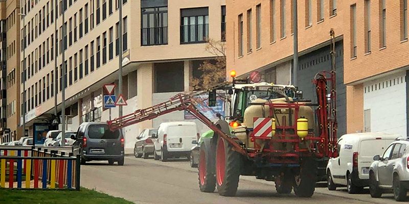 Varios tractores desinfectan las calles de Guadalajara desde este fin de semana