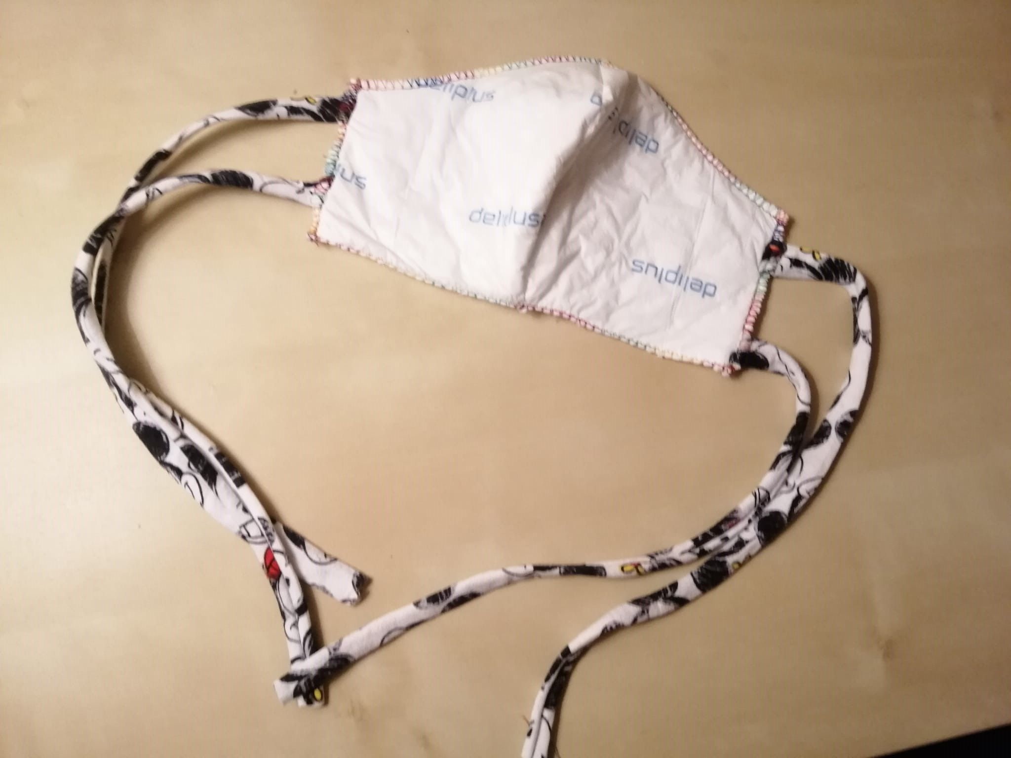 Vecinas de Cabanillas establecen un grupo de trabajo confeccionando mascarillas y delantales de protección