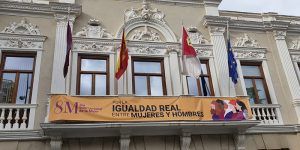 Vox denuncia “la imposición ideológica para colocar una pancarta en el balcón del Ayuntamiento que no representa a todas las mujeres de Guadalajara” 2 Vox denuncia “la imposición ideológica para colocar una pancarta en el balcón del Ayuntamiento que no representa a todas las mujeres de Guadalajara”