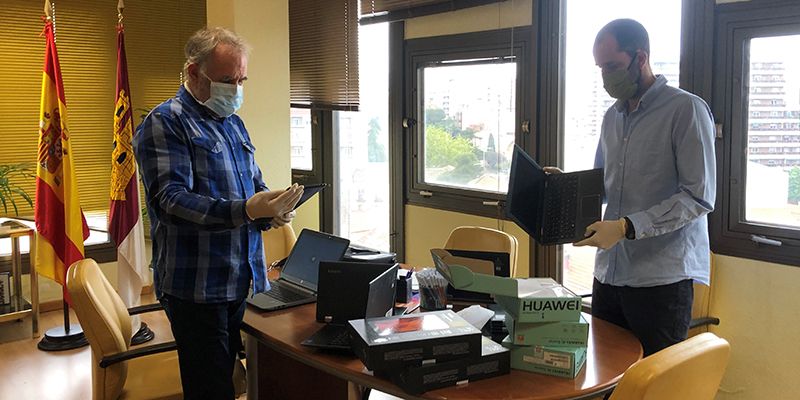 Comienza en Guadalajara el reparto de dispositivos tecnológicos para facilitar las clases a alumnado de cuarto de la ESO, Bachillerato y Ciclos Formativos