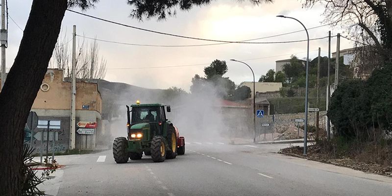 El Ayuntamiento de Huete y la Agrupación de Voluntarios de Protección Civil y agricultores voluntarios siguen desinfectando calles y espacios públicos