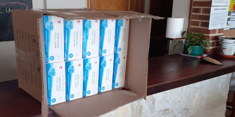 El Ayuntamiento de Villanueva de la Torre entrega a Protección Civil un amplio lote de mascarillas para repartir entre la población