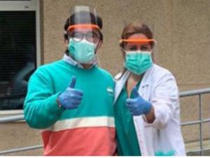 El colegio Giovanni Antonio Farina de Azuqueca ya ha comenzado a entregar sus primeras viseras realizadas con su impresora 3D