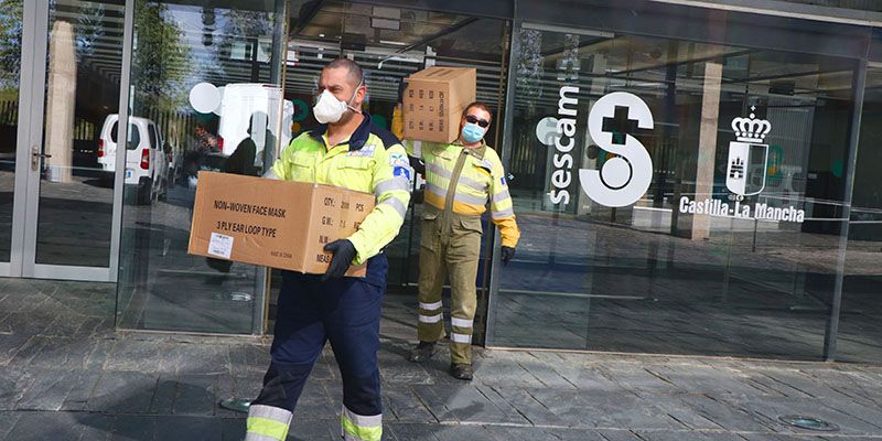 El Gobierno de Castilla-La Mancha distribuye hoy más de 314.000 artículos de protección para los profesionales sanitarios de Castilla-La Mancha 1 El Gobierno de Castilla-La Mancha distribuye hoy más de 314.000 artículos de protección para los profesionales sanitarios de Castilla-La Mancha