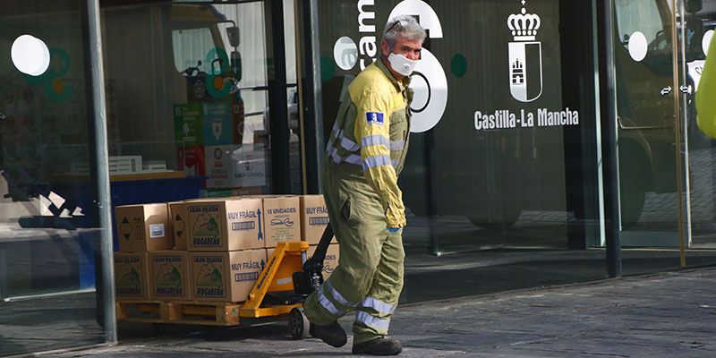El Gobierno de Castilla-La Mancha realiza un nuevo envío con más de 686.000 de artículos de protección para los profesionales de los centros sanitarios de región