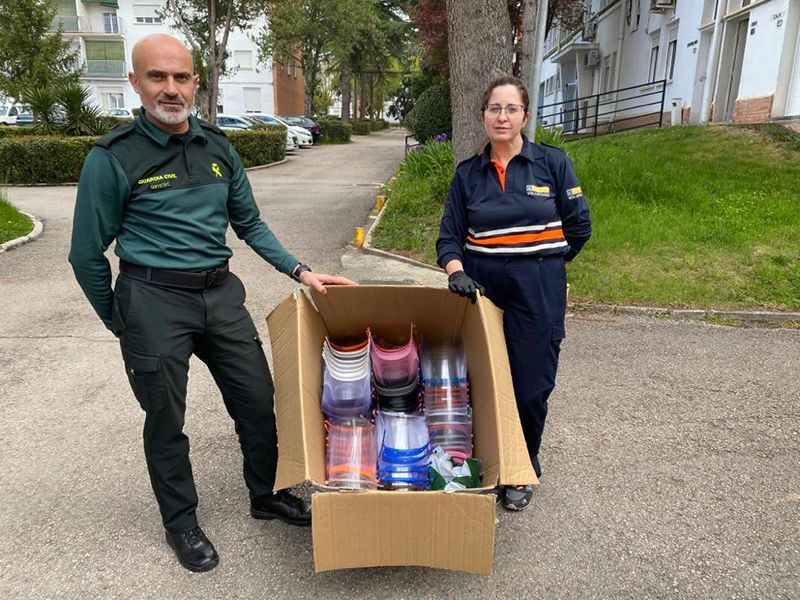 Guardia Civil, Policía Local, Correos y Bomberos ya tienen viseras de metacrilato gracias a los voluntarios conquenses