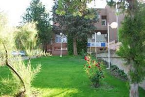 La Clínica la Antigua asegura que no pueden pasar acompañantes a los partos por motivos de espacio