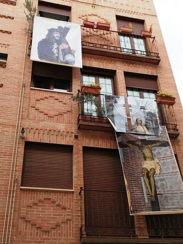 La Cofradía de la Pasión del Señor engalana Guadalajara con más de 225 pancartas de lona con sus tres imágenes