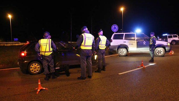 La DGT y la Guardia Civil intensifican los controles nocturnos en carretera para evitar desplazamientos no permitidos