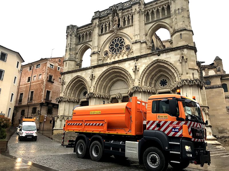La Unidad de Carreteras del Estado desinfecta las calles de Cuenca