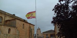 Las banderas del Ayuntamiento de San Clemente ondean a media asta en señal de respeto por los fallecidos por el coronavirus