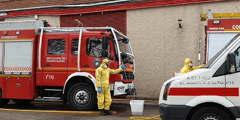Los bomberos de la Diputación de Guadalajara y del Ayuntamiento de la capital han descontaminado ya 330 ambulancias en el Hospital