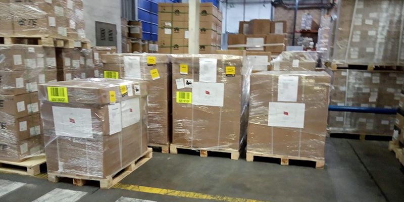 Page recibe en Barajas los respiradores requisados por Turquía