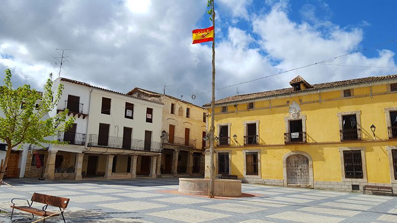 Pareja planta su maya, este año como homenaje a las víctimas del COVID19