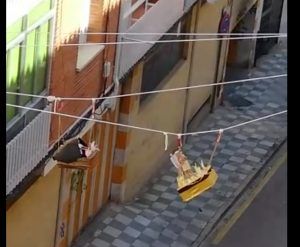 Unos vecinos de Cuenca recrean la más original Procesión del Encuentro que puedas imaginar