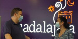 Abre la oficina de Gestión Turística Municipal de Guadalajara con el uso obligatorio de mascarilla y las mesas de atención al público separadas con paneles de metacrilato