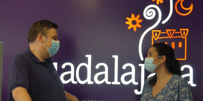 Abre la oficina de Gestión Turística Municipal de Guadalajara con el uso obligatorio de mascarilla y las mesas de atención al público separadas con paneles de metacrilato