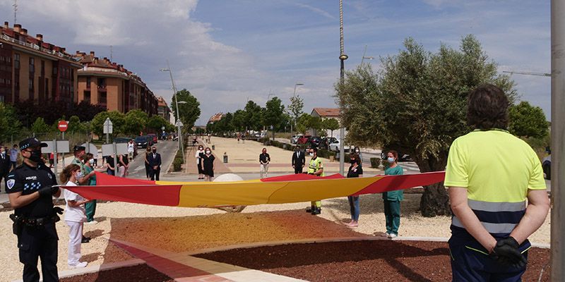 Alovera honra a las víctimas del Covid19 con un izado solemne a media asta de la mano de vecinos de diversos colectivos