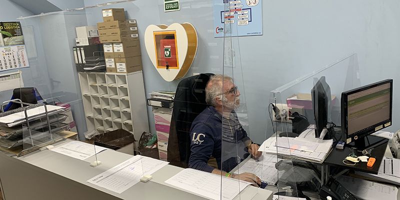 DESTINA completa la protección antiCOVID19 de sus empleados con mamparas en las mesas enfrentadas