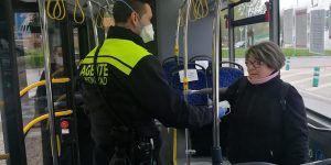 El Ayuntamiento de Cuenca reparte mascarillas en el transporte urbano