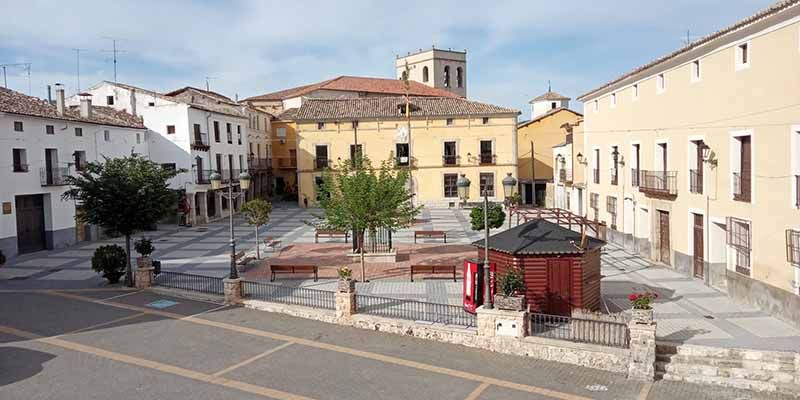 El Ayuntamiento de Pareja no cobrará a los bares por sus terrazas y permitirá que ocupen más espacio