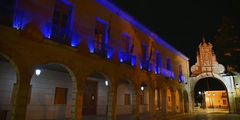 El ayuntamiento de San Clemente tiñe los balcones de azul en homenaje a enfermeros y enfermeras