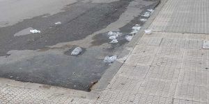 El Ayuntamiento de Tarancón ha pedido colaboración ciudadana para evitar el vertido de material de protección en las calles tras su uso por parte de los ciudadanos.   El concejal de Obras y Servicios, Julián Garrido, ha destacado que “para evitar la propagación del virus es necesario que todos seamos responsables y evitemos este tipo de acciones que ponen en peligro a nuestros vecinos”.   En este sentido, ha recordado que el Ayuntamiento de Tarancón ha reforzado las tareas de limpieza y desinfección con la empresa FCC pero hay “pequeños gestos en los que todos podemos sumar y depositar ese material en los contenedores”.   El consistorio taranconero ha aprovechado para realizar un llamamiento a la ciudadanía con el objetivo de respetar los horarios de salidas marcados por el Ministerio de Sanidad