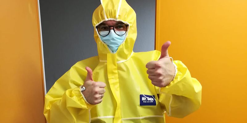 El Hospital Universitario recibe un nuevo pedido de trajes de protección donados por BNI Guadalajara