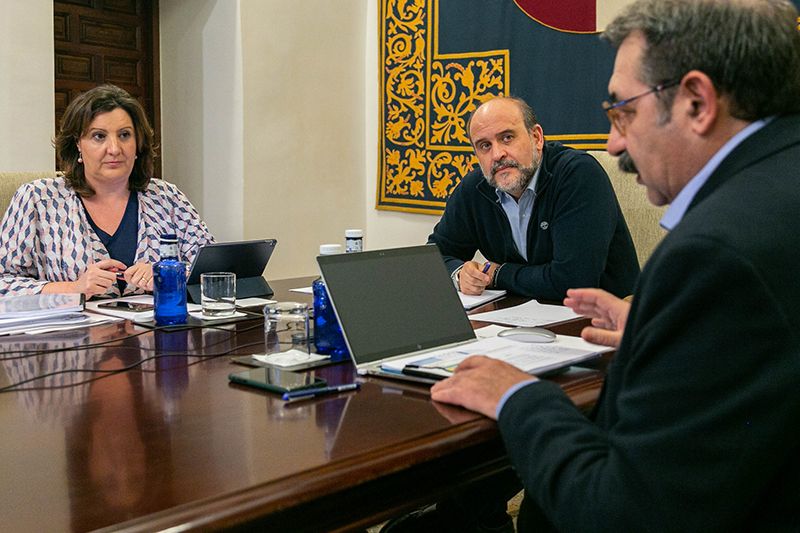 Gobierno regional y agentes sociales acuerdan un Plan de Medidas Extraordinarias para la Recuperación Económica dotado con más de 231,6 millones de euros 1 Gobierno regional y agentes sociales acuerdan un Plan de Medidas Extraordinarias para la Recuperación Económica dotado con más de 231,6 millones de euros