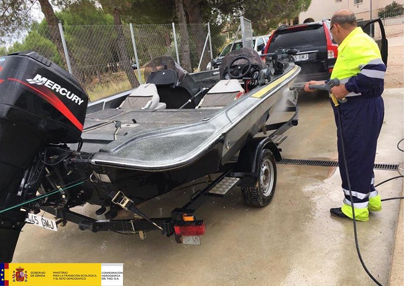 La Confederación Hidrográfica del Tajo reactiva en Entrepeñas la limpieza de embarcaciones para la prevención de la entrada del mejillón cebra