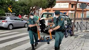 La Guardia Civil entrega material de rehabilitación a dos niños con diversidad funcional en Azuqueca y Brihuega