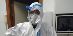 Sentado en el dique de mi sofá