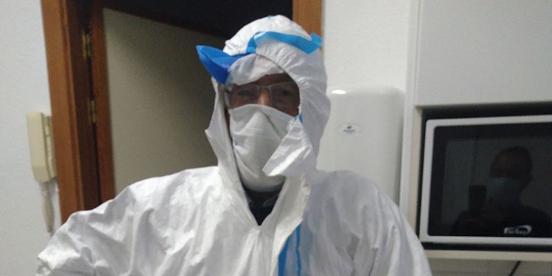 Sentado en el dique de mi sofá