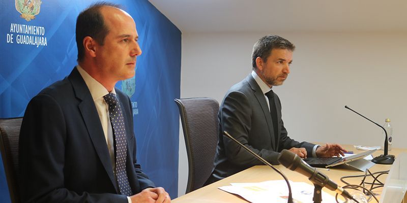 Abogados Cristianos se querella contra el alcalde de Guadalajara, Alberto Rojo, por colgar en el Ayuntamiento la bandera LGTBI en contra de lo que dicta el Supremo