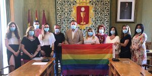 El Ayuntamiento de Cuenca conmemora el Día del Orgullo LGTBI con la lectura de un manifiesto y con las Casas Colgadas iluminadas con el arco iris