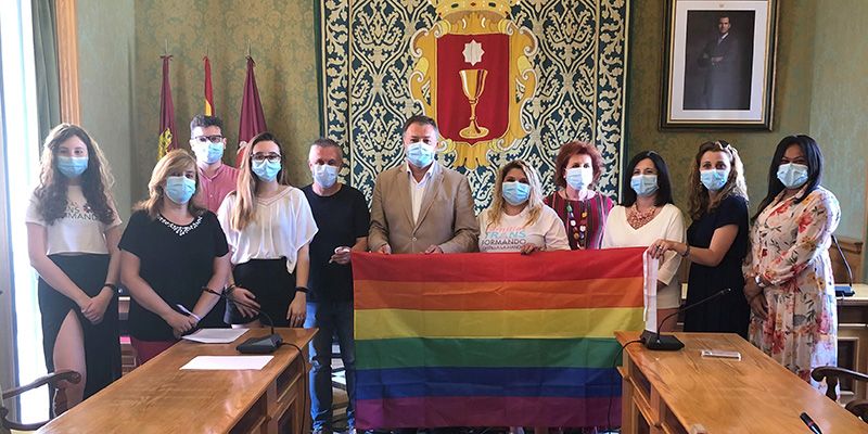 El Ayuntamiento de Cuenca conmemora el Día del Orgullo LGTBI con la lectura de un manifiesto y con las Casas Colgadas iluminadas con el arco iris