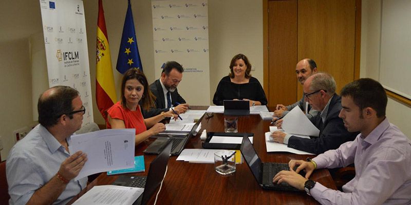 El Gobierno de Castilla-La Mancha inicia el proceso para incorporar a cinco tutores para asesorar de manera individualizada a las empresas que quieran invertir en la región