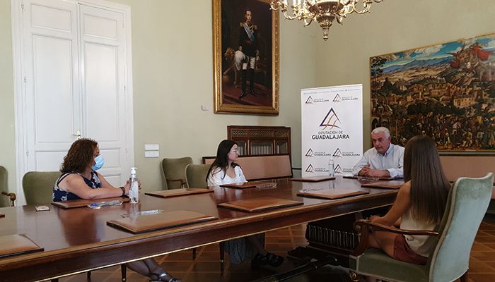 José Luis Vega felicita presencialmente a los sanitarios y sanitarias que se han alojado en la Residencia de Estudiantes para combatir el COVID-19 en Guadalajara