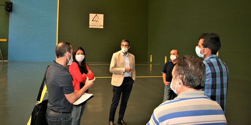 La Diputación de Guadalajara recepciona la obra de mejora realizada en el frontón cubierto del polideportivo San José