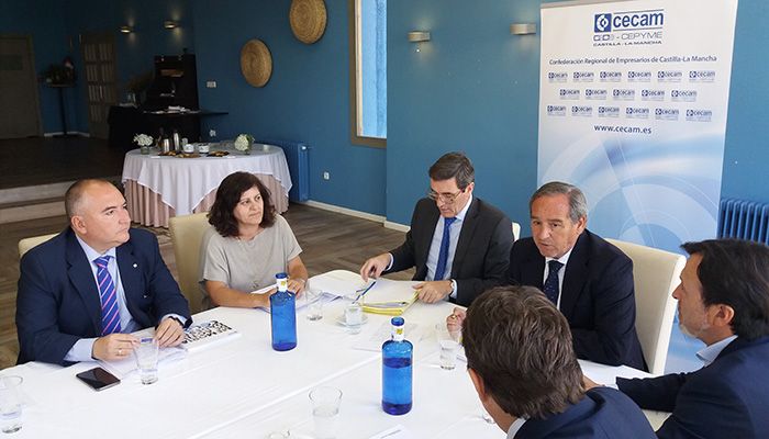 La Junta Directiva de CECAM analiza con gran preocupación la situación económica actual