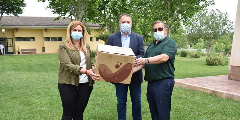 La Junta y el Ayuntamiento de Cuenca entregan material de protección a ASPADEC para trabajadores y usuarios