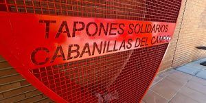 Un contenedor para tapones en Cabanillas, de todo corazón