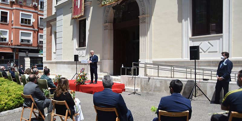 Vega muestra su agradecimiento a los trabajadores de la Diputación en la fiesta de los Sagrados Corazones