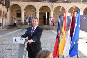 El presidente García-Page anuncia un “macro” proyecto de iluminación en la Plaza Mayor de Sigüenza