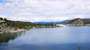 Bañistas en masa al pantano de Buendía por el cierre de las zonas de baño de Madrid