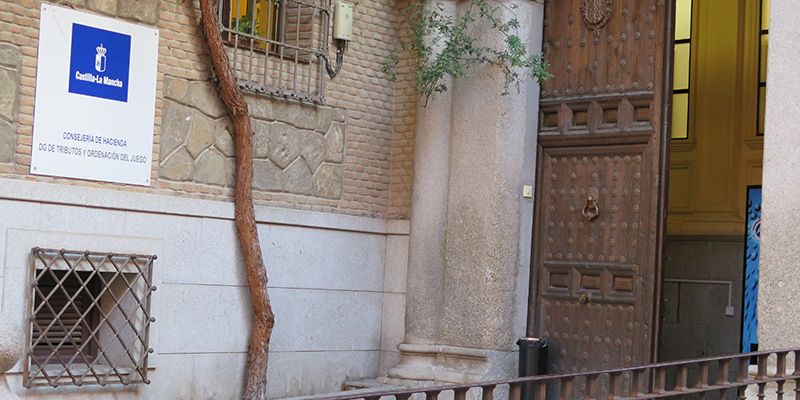 Cerca de medio centenar de colegios y asociaciones pueden presentar documentación tributaria en nombre de terceros tras suscribir un acuerdo con la Junta de Comunidades